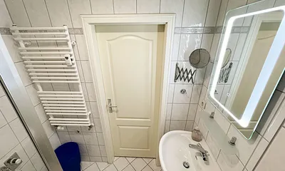 Badezimmer mit Dusche ( flacher Einstieg ), Waschplatz, Waschmaschine, Kosmetikspiegel, WC und Fön