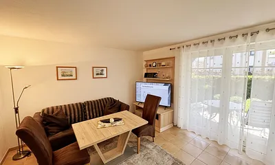 Wohnbereich mit gemütlicher Couch, Leselampe, mediterrane Vollholzmöbel, Kleiderschrank