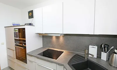 separate neu renovierte Küche mit Backofen, Induktionsfeld, Mikrowelle, Geschirrspüler, Kühlschrank mit Gefrierschrank, Kaffeemaschine, Toaster, Wasserkocher sowie diversen Küchenutensilien