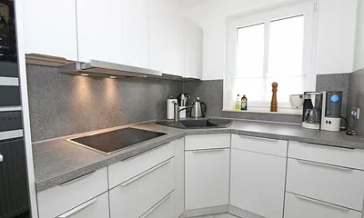 separate neu renovierte Küche mit Backofen, Induktionsfeld, Mikrowelle, Geschirrspüler, Kühlschrank mit Gefrierschrank, Kaffeemaschine, Toaster, Wasserkocher sowie diversen Küchenutensilien