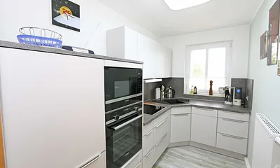 separate neu renovierte Küche mit Backofen, Induktionsfeld, Mikrowelle, Geschirrspüler, Kühlschrank mit Gefrierschrank, Kaffeemaschine, Toaster, Wasserkocher sowie diversen Küchenutensilien