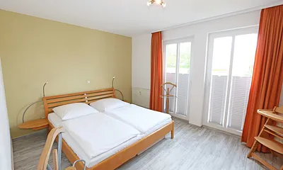 Schlafzimmer (ruhig gelegen - Richtung Nord) mit Doppelbett (1,80 m x 2,00 m) mit verstellbaren Lattenrosten, Nachttischkonsolen, Kleiderschrank und Smart-TV (nur Internet TV möglich)
