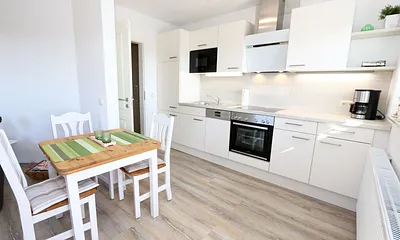 offene Küchenzeile zum Wohnbereich