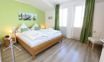großzügiges Schlafzimmer