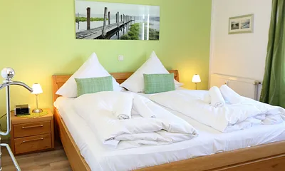 Schlafzimmer mit Doppelbett