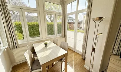 Essplatz in freundlich heller vollverglaster Veranda