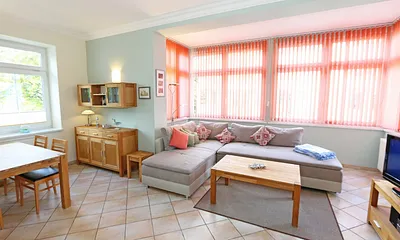 Wohnbereich mit Couch (Ausziehfunktion zum Doppelbett (1,60 m x 2,00 m), Kleiderschrank, Sessel, Couchtisch, kleinem Beistelltisch, Flachbild-TV, DVD-Player sowie Mini-Stereo-Anlage mit USB-Anschluss