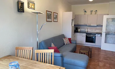 offener Wohnbereich mit Sofa, Sessel, Couchtisch, Sideboard, Leselampe, Smart-TV, DVD-Player sowie Mini-Stereo-Anlage mit USB-Anschluss und DAB-Radio