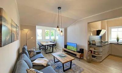 Wohnzimmer mit gemütlicher Couch