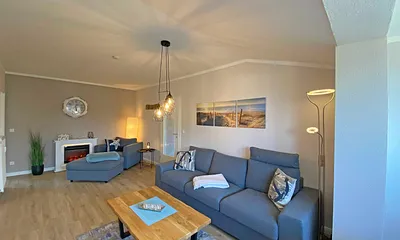 Wohnzimmer mit großer Couch und TV
