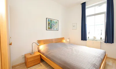 Schlafzimmer mit Doppelbett (1,80 m x 2,00 m), Nachttischkonsolen und Kleiderschrank