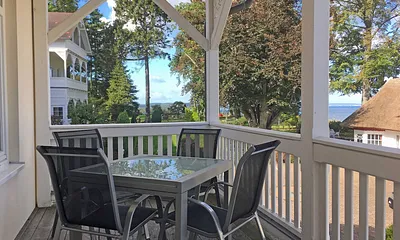 ca. 10 m² bestuhlter, überdachter Balkon