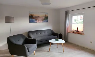 Wohnzimmer mit Garten- und Achterwasserblick