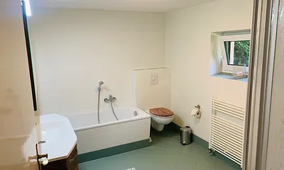 Badezimmer mit Dusche und Badewanne