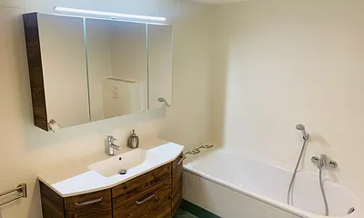 Waschtisch mit Badewanne