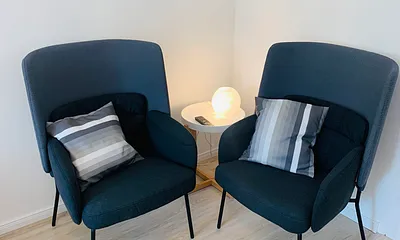 gemütliche Sessel im Wohn-/ Schlafbereich