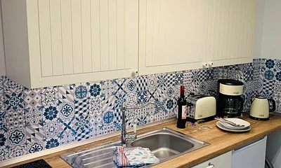 Küche mit 2-Zonen-Ceranfeld und Mikrowelle