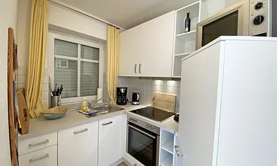 Küchenzeile mit Ceranfeld, Backofen, Geschirrspüler, Mikrowelle, Kühlschrank mit Gefrierfach, Kaffeemaschine, Senseo Kaffeeautomat, Toaster, Wasserkocher und diversen Küchenutensilien