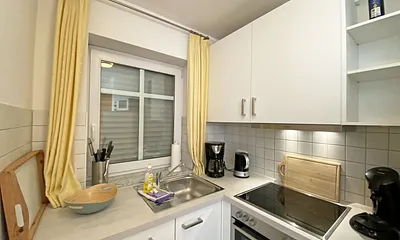 Küchenzeile mit Ceranfeld, Backofen, Geschirrspüler, Mikrowelle, Kühlschrank mit Gefrierfach, Kaffeemaschine, Senseo Kaffeeautomat, Toaster, Wasserkocher und diversen Küchenutensilien