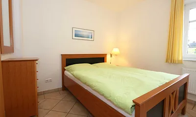 Schlafzimmer mit Doppelbett (1,60 m x 2,00 m), 2 Nachtschränken und einer Kommode 