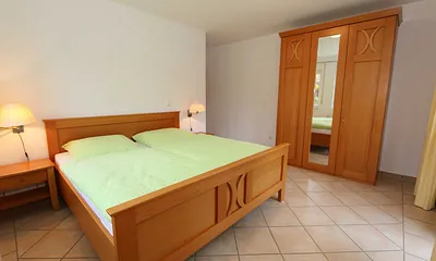 Schlafzimmer mit Doppelbett (1,80 m x 2,00 m), 2 Nachtschränken und Kleiderschrank