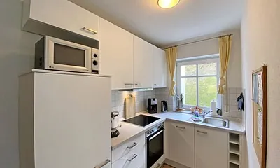 Küchenzeile mit Ceranfeld, Backofen, Geschirrspüler, Mikrowelle, Kühlschrank mit Gefrierfach, Kaffeemaschine, Senseo Kaffeeautomat, Toaster, Wasserkocher und diversen Küchenutensilien