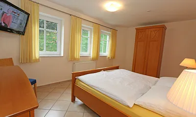 Schlafzimmer mit Doppelbett (1,80 m x 2,00 m), verstellbare Lattenroste, 2 Nachtschränken, Flachbild-TV und Kleiderschrank 