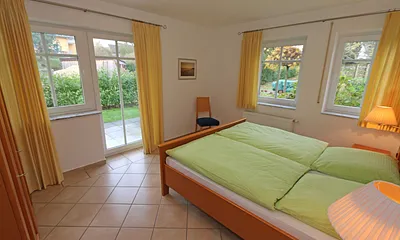 Schlafzimmer mit Doppelbett (1,80 m x 2,00 m), 2 Nachtschränken und Kleiderschrank