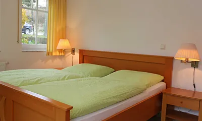 Schlafzimmer mit Doppelbett (1,80 m x 2,00 m), 2 Nachtschränken und Kleiderschrank