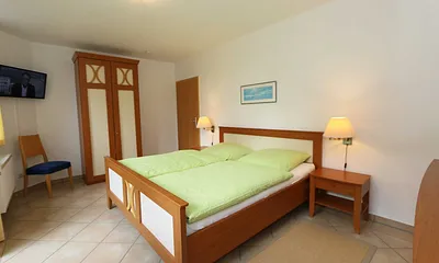 Schlafzimmer mit Doppelbett (1,80 m x 2,00 m), 2 Nachtschränken, Flachbild-TV und Kleiderschrank - von hier aus haben Sie etwas Blick auf die Ostsee