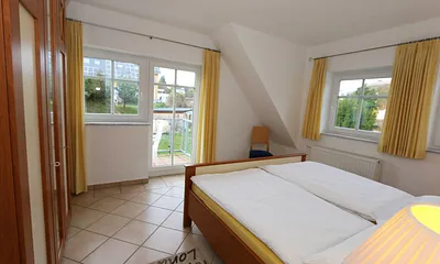 Schlafzimmer mit Doppelbett (1,80 m x 2,00 m), 2 Nachtschränken und Kleiderschrank