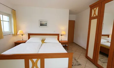 Schlafzimmer mit Doppelbett (1,80 m x 2,00 m), 2 Nachtschränken und Kleiderschrank