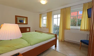 Schlafzimmer mit Doppelbett (1,80 m x 2,00 m), 2 Nachtschränken, Flachbild-TV und Kleiderschrank - von hier aus haben Sie etwas Blick auf die Ostsee
