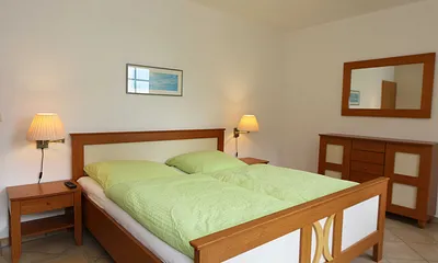Schlafzimmer mit Doppelbett (1,80 m x 2,00 m), 2 Nachtschränken, Flachbild-TV und Kleiderschrank - von hier aus haben Sie etwas Blick auf die Ostsee
