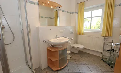 großzügiges Badezimmer mit Dusche (flacher Einstieg), WC und Waschtisch