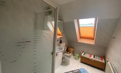 Bad mit Dusche und WC