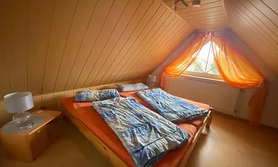 Schlafzimmer mit 2 Einzelbetten/Doppelbett