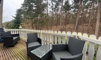 Balkon mit Sitzmöglichkeit mit Aussicht auf den Wald