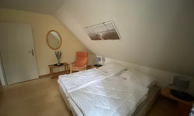 Schlafzimmer mit Doppelbett