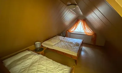 Zweites Schlafzimmer mit Doppelbett und Einzelbett