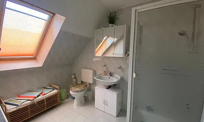 Bad mit Dusche und WC