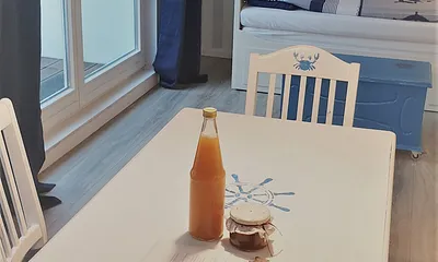 Wohnzimmer mit Esstisch und Tagesbett