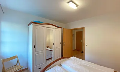 Schlafzimmer mit Doppelbett (1,80 m x 2,00 m), Nachttischablagen, großer Kleiderschrank und Außenrollos