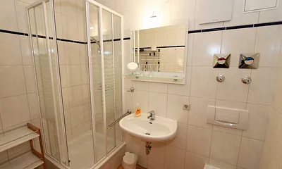 Badezimmer mit Dusche, WC, Fön und Waschplatz