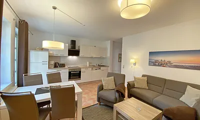 moderner Wohnbereich mit gemütlicher Polsterecke, Couchtisch, Leselampe, Flachbild-TV, DVD-Player und eine Mini-Stereo-Anlage