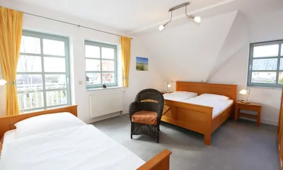 Schlafzimmer mit Doppelbett (1,80 m x 2,00 m /HG 2), 2 Nachtschränken, 1 Einzelbett sowie großer Kleiderschrank mit Ganzkörperspiegel