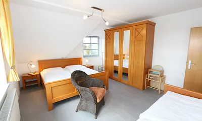 Schlafzimmer mit Doppelbett (1,80 m x 2,00 m /HG 2), 2 Nachtschränken, 1 Einzelbett sowie großer Kleiderschrank mit Ganzkörperspiegel