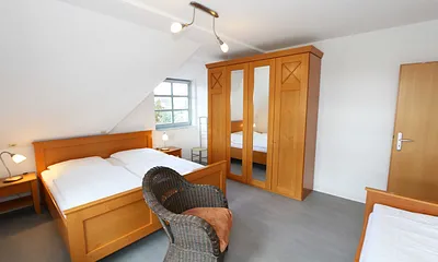 Schlafzimmer mit Doppelbett (1,80 m x 2,00 m /HG 2), 2 Nachtschränken, 1 Einzelbett sowie großer Kleiderschrank mit Ganzkörperspiegel
