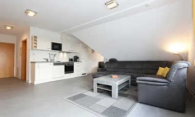 Wohnbereich mit gemütlicher Couchecke (in wenigen Handgriffen zur 2. Schlafstätte für 2 Personen hergerichtet,1,20m x 2,00m), Couchtisch, Leselampe, Flachbildschirm, DVD-Player und CD-Stereoanlage