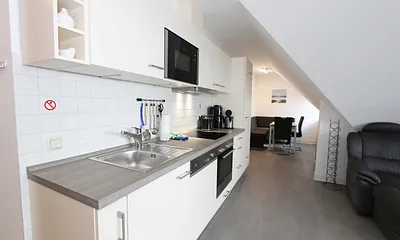 moderne Küchenzeile mit 4-Zonen-Ceranfeld, Backofen, Mikrowelle, Geschirrspüler, Kühlschrank mit Gefrierfach, Kaffeemaschine, Toaster, Wasserkocher sowie diverse Küchenutensilien